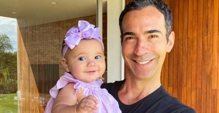 César Tralli lamenta saudade da filha, Manuella, durante rotina de trabalho: ”Mal consigo ver”