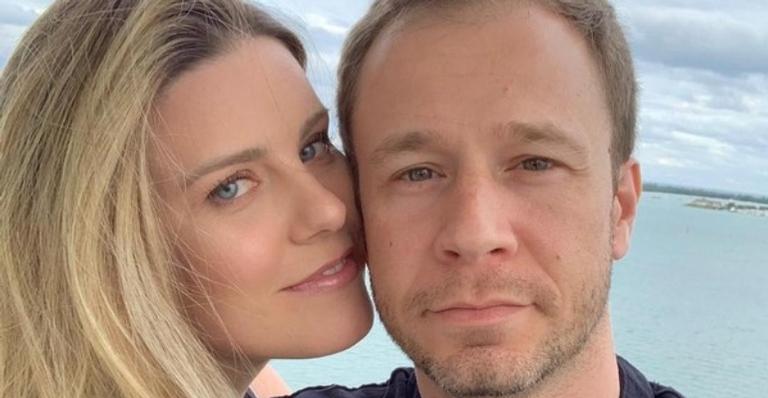Esposa de Tiago Leifert exibe barriguinha de grávida pela primeira vez e encanta