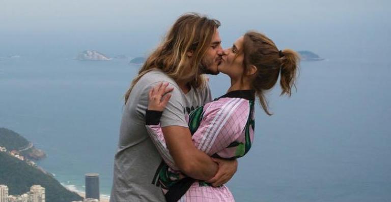 Isabella Santoni surge em momento romântico com o namorado e fãs se derretem