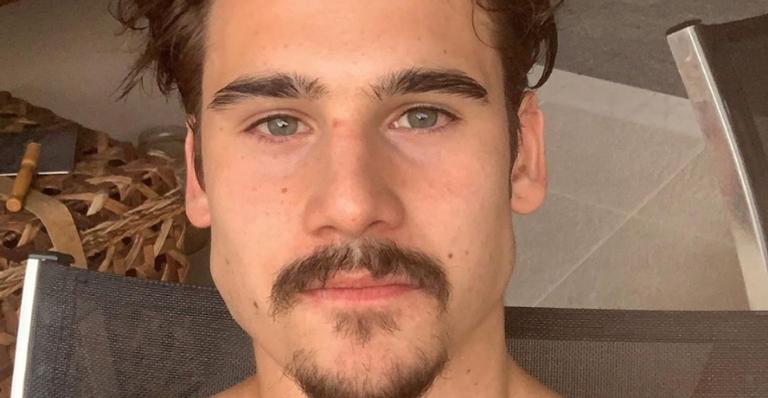 Nicolas Prattes encanta seguidores ao posar ao lado de sua cachorrinha: ”Que fofinhos”
