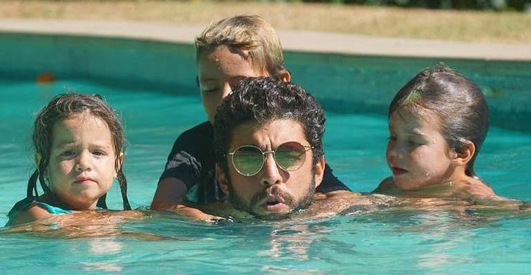 Pedro Scooby fica de dengo com os filhos em tarde divertida na piscina