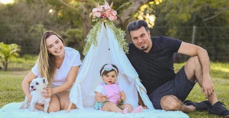 Thaeme exibe cliques fofíssimos da filha, Liz, toda suja de bolo em ensaio de um ano