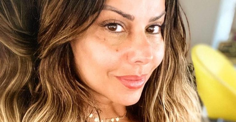 Ostentação! Viviane Araújo surge tomando sol com toalha grifada de mais de R$3 mil