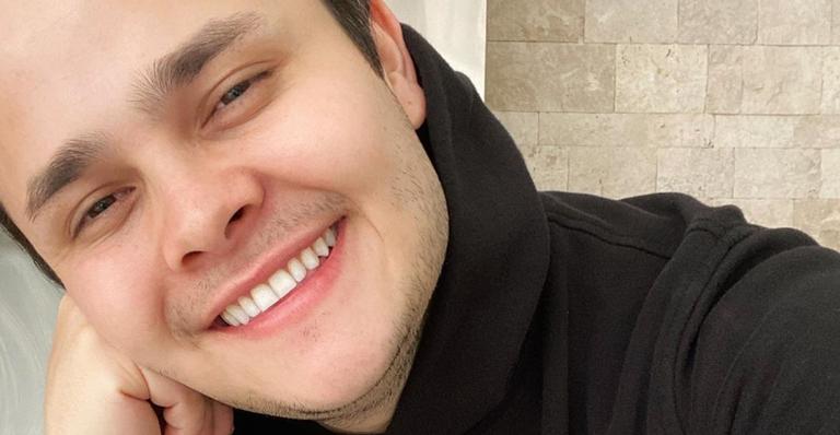 Matheus Aleixo encanta ao compartilhar clique com os filhos: ”Muita fofura”