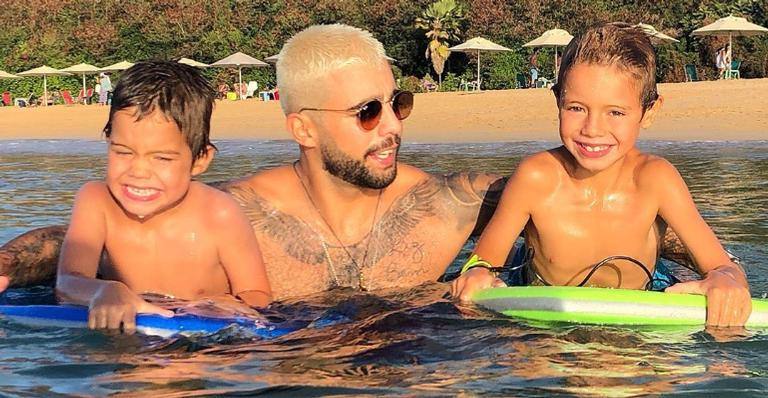 Pedro Scooby compartilha clique com os filhos Dom e Bem: ”Só paz e amor”