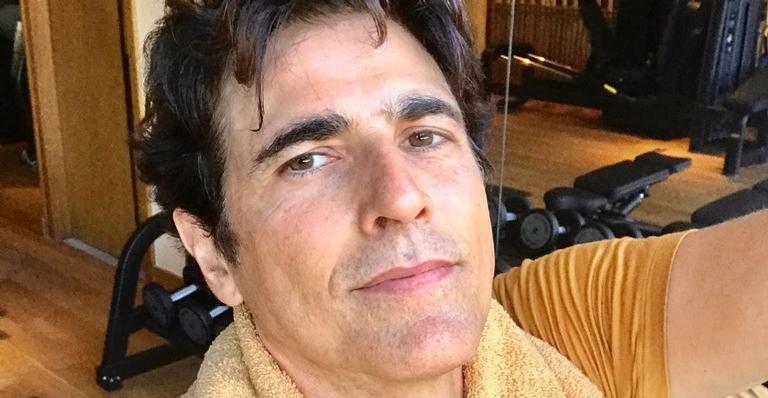 Reynaldo Gianecchini encanta ao compartilhar clique fofo de seu cachorro: ”Mood do dia”