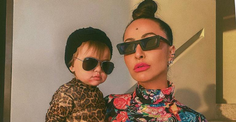 Sabrina Sato mostra o resultado do corte da franja de Zoe e pergunta: ”Qual a nota?”