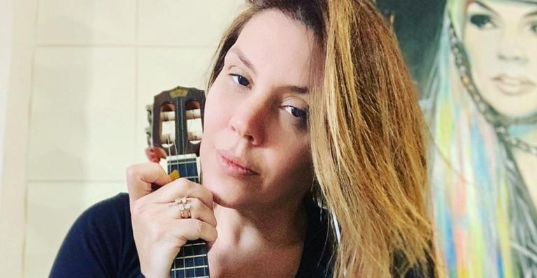 Aos 43 anos, Simony surge só de roupa íntima e deixa bumbum em evidência: ”Que espetáculo!”