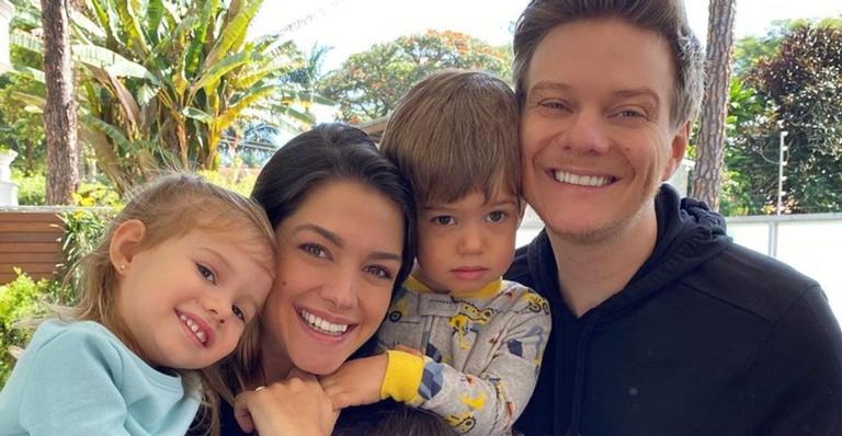 Thais Fersoza se derrete ao mostrar o filho, Teodoro, tocando bateria: ”Bonitinho demais”