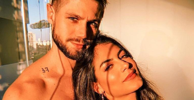 Em vídeo, Mari Gonzalez monta looks usando roupas de Jonas Sulzbach: ”Saga de usar roupas do boy”
