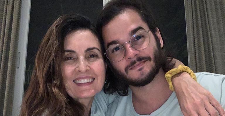 Fátima Bernardes e o namorado, Túlio Gadelha, posam com camisetas de Tiago Iorc