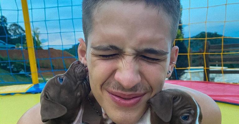 João Guilherme encanta em foto com pet e brinca: ”Quem ama cachorro respira”