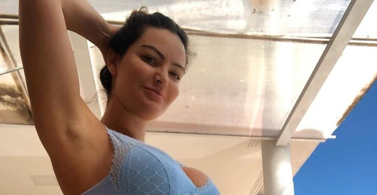 Grávida, Laura Keller exibe barrigão e fala sobre bagunça do filho: ”Escola de samba passando”