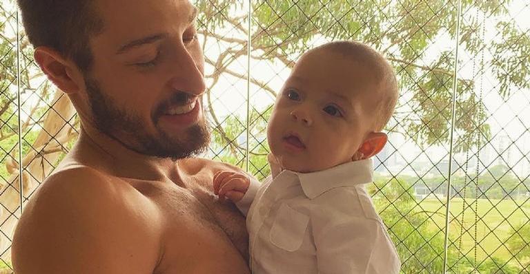 Vinicius Martinez mostra foto tirada pelo filho, Valentin, e brinca: ”Nossa primeira colab”