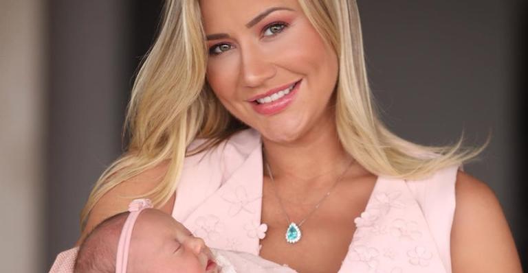 Ana Paula Siebert compartillha clique fazendo biquinho com a filha, Vicky: ”Aquele grude”
