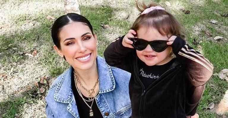 Bella Falconi encanta a web ao mostrar a filha caçula comendo sozinha: ”Ela é uma fofa!”