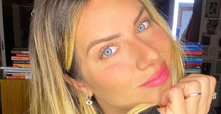 Giovanna Ewbank se diverte com os filhos ao brincar com tintas: ”Amor em cores”