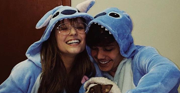 Larissa Manoela e Leo Cidade surgem fantasiados do personagem Stitch: ”Família feliz”