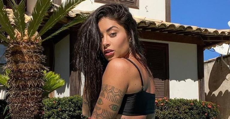 De biquíni, Aline Riscado compartilha selfie no espelho e arranca elogios dos seguidores: ”Musa”