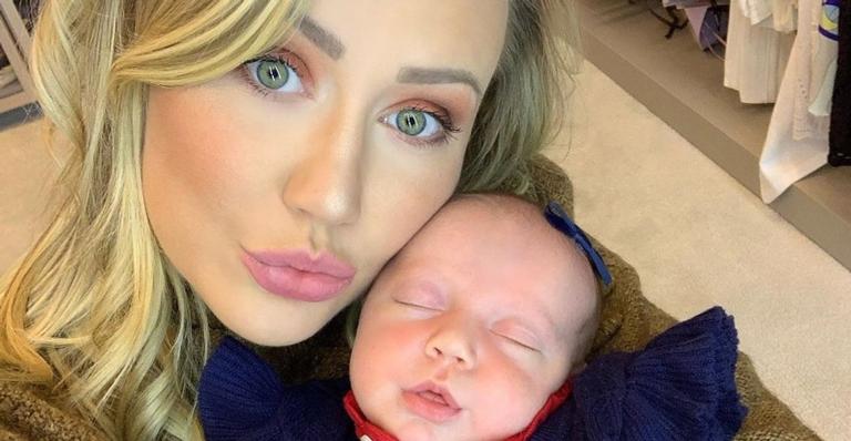 Ana Paula Siebert se derrete com cliques fofos ao lado da filha, Vicky: ”Minha princesa quentinha”