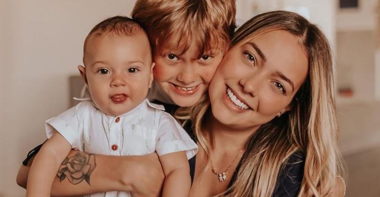 Carol Dantas encanta ao mostrar Davi Lucca, dando beijo no irmão caçula, Valentin