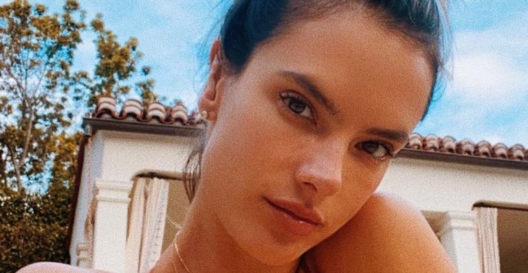 De moletom e calcinha, Alessandra Ambrosio compartilha cliques de ensaio em casa