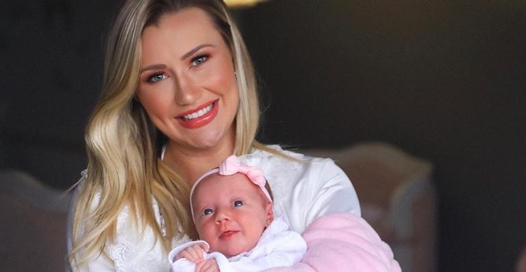 Ana Paula Siebert compartilha clique da filha recém-nascida e se derrete: ”É muito amor”