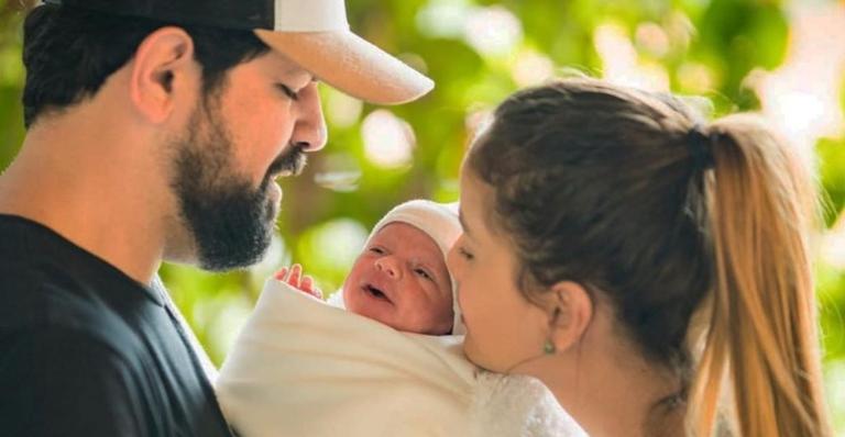 Biah Rodriguez leva o filho de 3 semanas, Theo, para curtir de pertinho a live do pai, Sorocaba