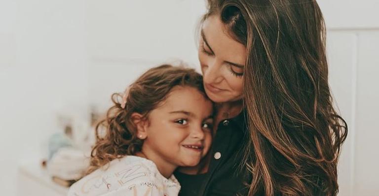 Mariana Uhlmann divide clique fofíssimo brincando com a filha, Maria, e encanta demais