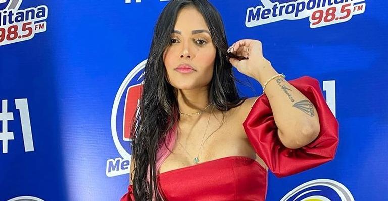 Traída pelo vestido, ex-BBB Flayslane deixa seio à mostra em live com Felipe Prior e Gui Napolitano