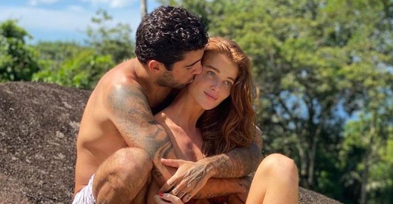 No Dia do Oceano, Cintia Dicker publica foto linda em prancha ao lado de Pedro Scooby