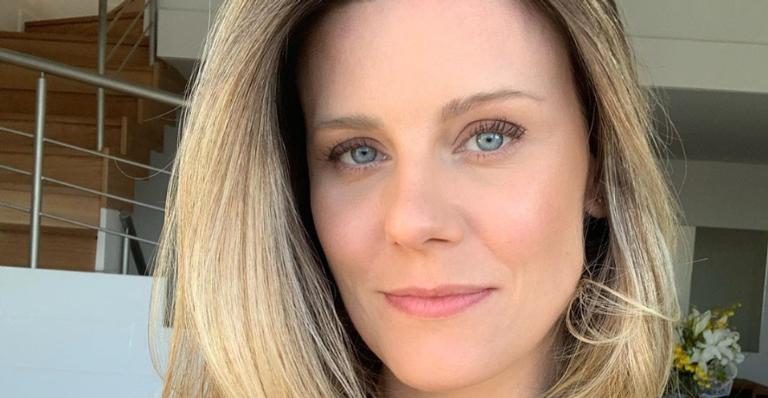 Daiana Garbin faz ensaio para a capa do seu novo livro e exibe barriga de 5 meses
