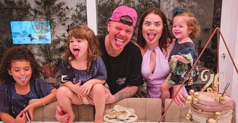 Ferrugem encanta fãs ao fazer clique divertido ao lado da filha: ”Ela é uma graça”