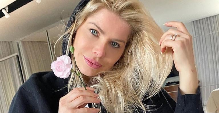 Karina Bacchi posa com máscara de prevenção e brinca: ”Já faz parte do look do dia”