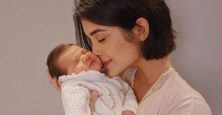Fazendo pequena festa, Letícia Almeida celebra um mês da filha caçula, Maria Teresa