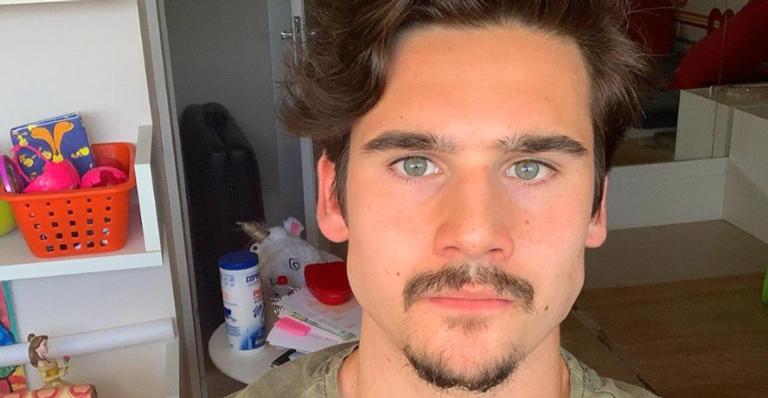 Sem camisa, Nicolas Prattes treina em casa e ganha elogio de fãs: ”Gato demais”