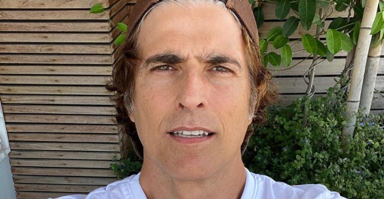 Reynaldo Gianecchini posa ao lado de seu cachorro e se derrete: ”Dengo!”