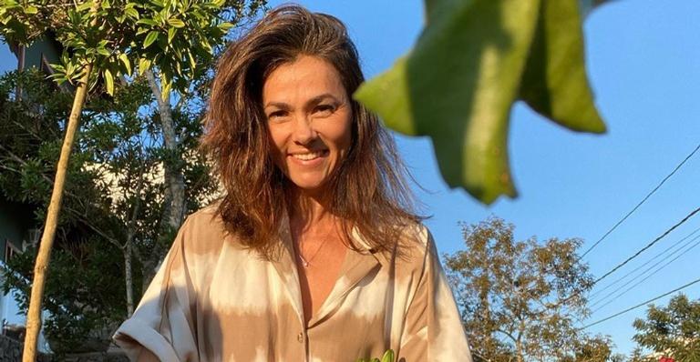 Durante quarentena, Suzana Alves assume os cabelos brancos e recebe chuva de elogios