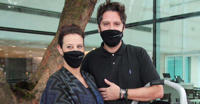 André Vasco deixa a maternidade com o filho recém-nascido
