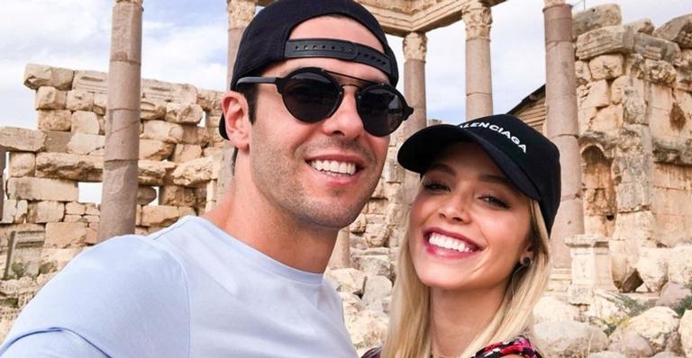 Grávida, Carol Dias encanta ao exibir barriguinha ao lado do marido, Kaká: ”Olha o tamanho!”