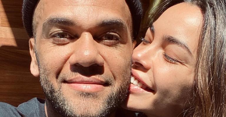 Daniel Alves compartilha clique de momento romântico com a esposa e se declara