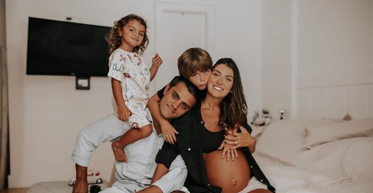 Felipe Simas fala sobre a emoção de ver seus filhos aprendendo: ”A quarentena me presenteou”