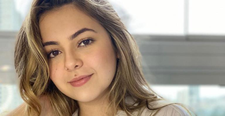 Klara Castanho aproveita quarentena para treinar acordes de violão e encanta web