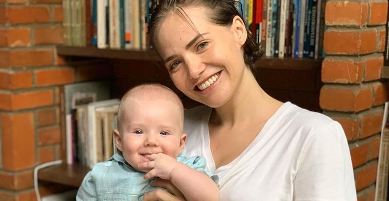 Leticia Colin incentiva a alimentação do filho ao cantar com seu marido, Michel Melamed