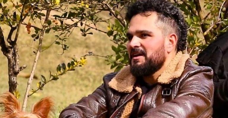 Luciano Camargo relata grande susto em casa: ”Morri e depois voltei”