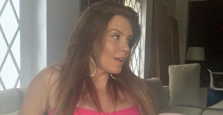 Simony aparece com body decotado sensualizando em vídeo ao som de música de Beyoncé