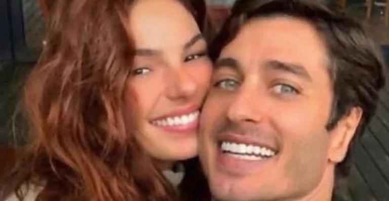 Marido de Isis Valverde relembra cliques do casamento e se declara: ”Sempre vou te amar”