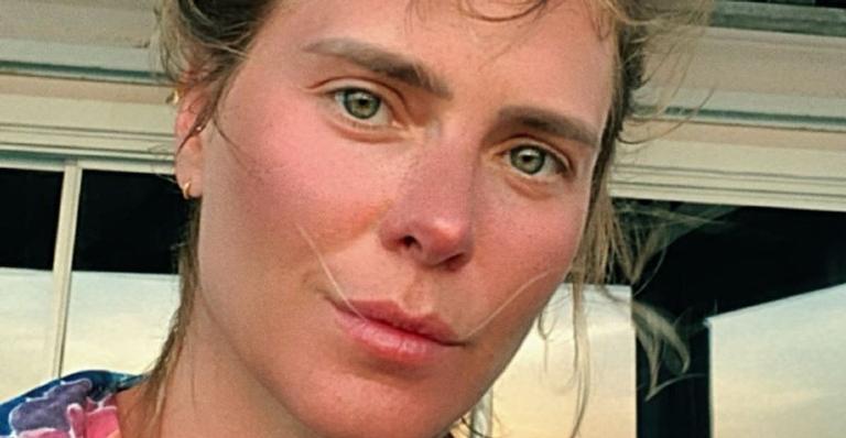 Carolina Dieckmann compartilha foto tirada dentro do carro e faz desabafo sobre a pandemia