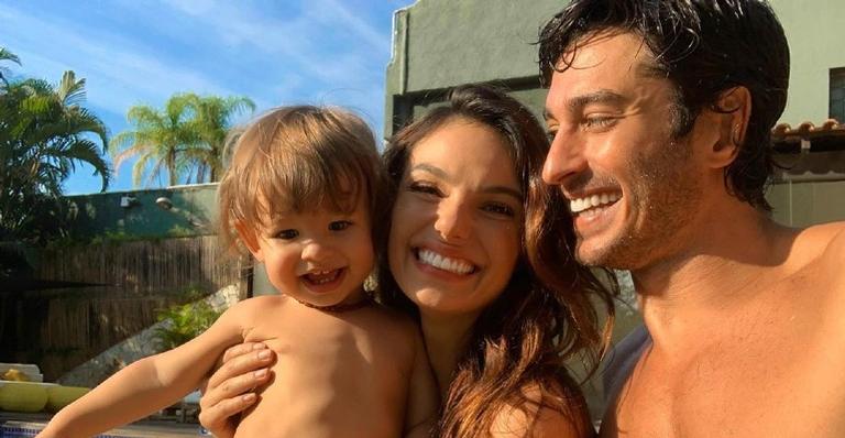 Celebrando 2 anos de casamento, Isis Valverde lota as redes sociais de declarações para o marido