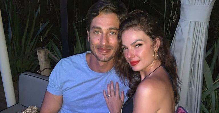Isis Valverde celebra dois anos de casada de forma encantadora